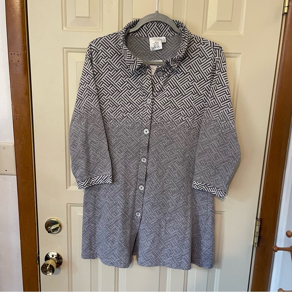 Parsley & Sage Gray and White Geometric Patterned Button-Up Shirt